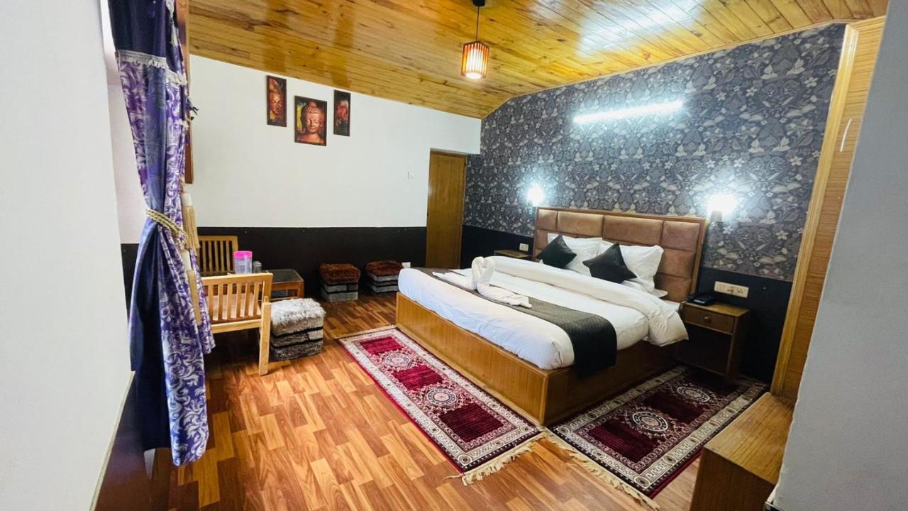 Hotel Hilltop At Mall Road Manali With Open Terrace Exterior photo