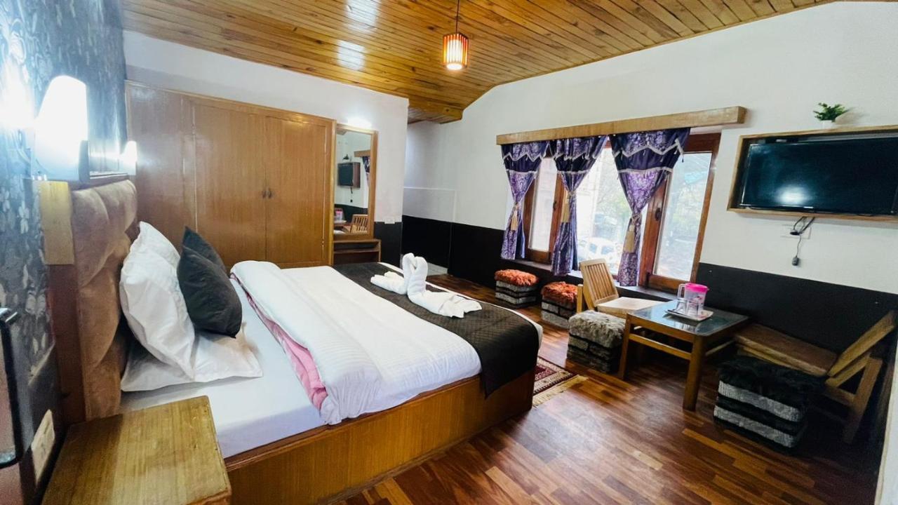 Hotel Hilltop At Mall Road Manali With Open Terrace Exterior photo