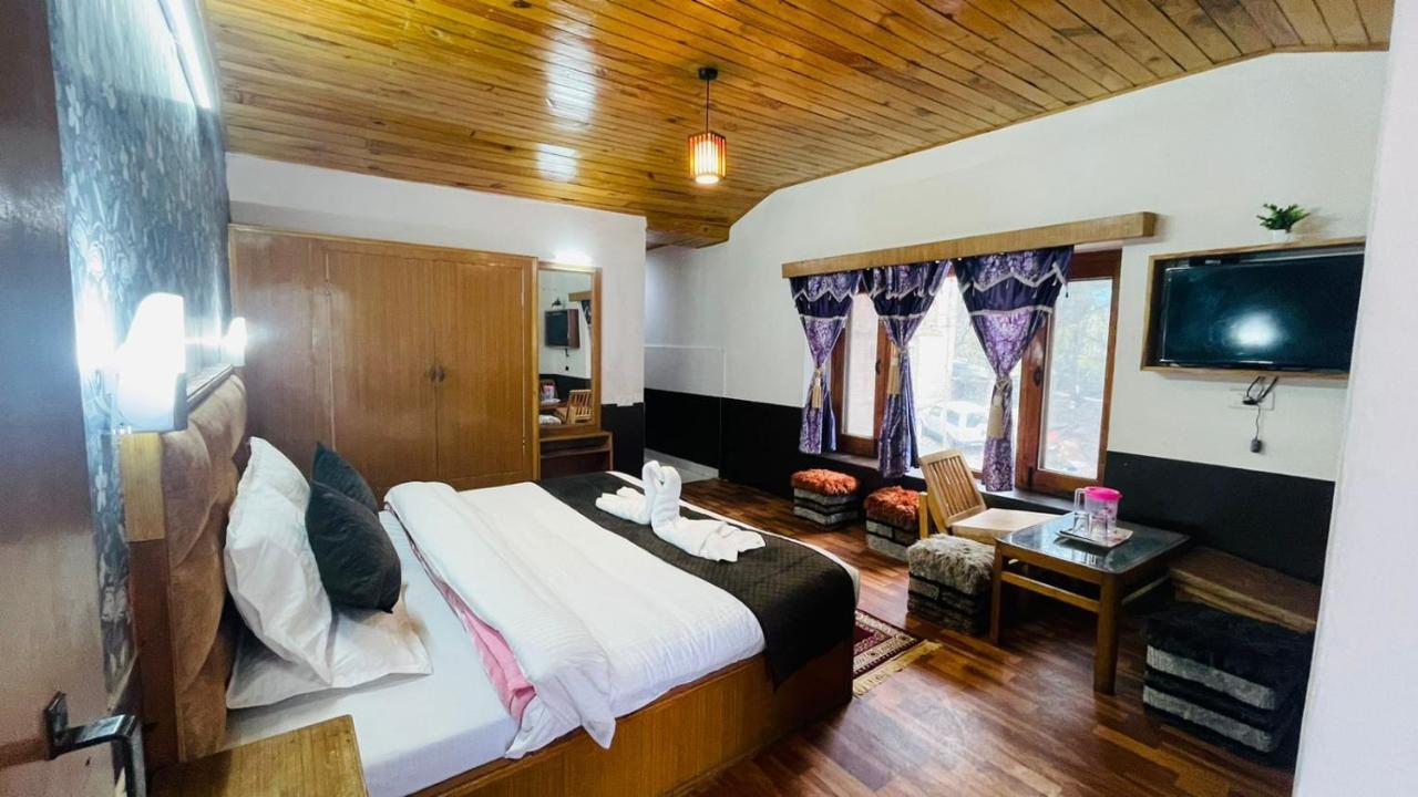 Hotel Hilltop At Mall Road Manali With Open Terrace Exterior photo