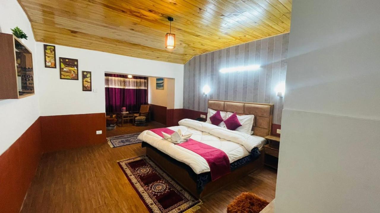 Hotel Hilltop At Mall Road Manali With Open Terrace Exterior photo